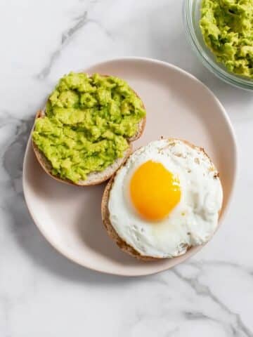Avocado and Egg Breakfast Bagel Sandwich Recipe