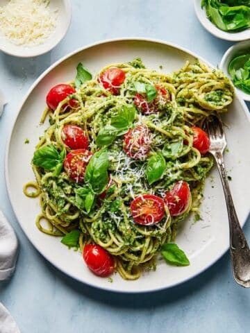 Pesto Spaghetti with Arugula and Cherry Tomatoes Recipe